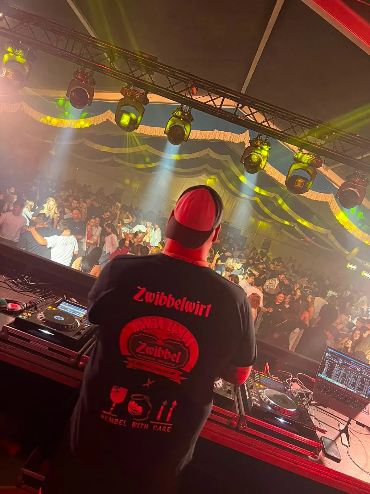 Blick von der DJ-Kabine über die Traverse in ein volles Festzelt